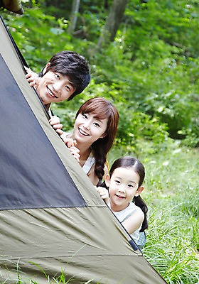 포토 JPG 주간 나무 식물 라이프스타일 여자 남자 어린이 여행 가족 엄마 휴가 휴식 텐트 미소 웃음 사람 동양인 소녀 상반신 성인 야외 앞모습 아웃포커스 캐주얼 세명 30대 부모 캠핑 한국인 자녀 아빠 숲속 숲 상쾌 국내포토 자연요소 옷 감정 뷰포인트 컨셉 관계 레저 촬영기법 표정 캠핑도구 인종 생활 장년 파일형식