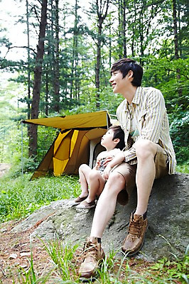 포토 JPG 주간 전신 나무 식물 라이프스타일 응시 남자 아들 어린이 여행 가족 휴가 휴식 텐트 미소 웃음 사람 앉기 동양인 소년 성인 야외 두명 캐주얼 30대 부모 캠핑 한국인 돌_바위 바위 자녀 아빠 숲속 숲 상쾌 부자지간 남자만 국내포토 자연요소 시선 옷 감정 컨셉 관계 모션 레저 표정 캠핑도구 인종 생활 장년 파일형식