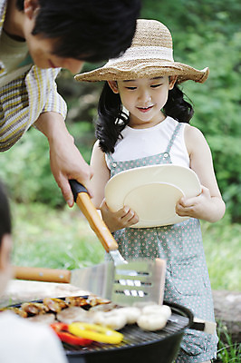 포토 JPG 주간 모자 라이프스타일 접시 여자 남자 딸 어린이 음식 여행 가족 휴가 피망 휴식 새우 육류 요리 서기 들기 사람 동양인 소녀 성인 야외 두명 아웃포커스 캐주얼 30대 부모 버섯 캠핑 한국인 자녀 아빠 그릴 숲속 숲 바비큐 상쾌 뒤집개 취사 부녀 국내포토 자연요소 식기 잡화 옷 감정 컨셉 채소 식재료 관계 모션 주방용품 레저 촬영기법 갑각류 인종 생활 장년 요리중 파일형식