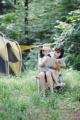 포토 JPG 주간 전신 나무 식물 모자 라이프스타일 응시 여자 딸 어린이 여행 의자 가족 모녀 엄마 휴가 휴식 텐트 들기 사람 앉기 동양인 소녀 성인 야외 두명 앞모습 아웃포커스 책 캐주얼 30대 부모 독서 캠핑 한국인 자녀 숲속 숲 상쾌 여자만 국내포토 자연요소 시선 잡화 옷 감정 뷰포인트 가구 컨셉 관계 모션 레저 촬영기법 캠핑도구 인종 생활 장년 파일형식
