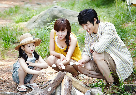 포토 JPG 주간 전신 나무 모자 라이프스타일 여자 남자 딸 어린이 음식 여행 가족 엄마 휴가 휴식 요리 서기 미소 웃음 들기 사람 앉기 동양인 소녀 성인 야외 앞모습 아웃포커스 캐주얼 세명 30대 부모 캠핑 한국인 자녀 꼬치 아빠 숲속 숲 장작 구이 상쾌 마시멜로우 국내포토 자연요소 식물 잡화 옷 감정 뷰포인트 컨셉 관계 모션 레저 디저트 촬영기법 표정 인종 생활 장년 파일형식