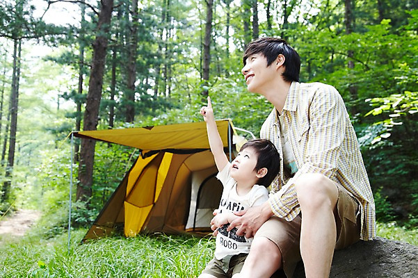 포토 JPG 주간 나무 식물 라이프스타일 응시 남자 아들 어린이 여행 가족 휴가 휴식 텐트 미소 웃음 사람 앉기 동양인 손짓 소년 성인 야외 두명 아웃포커스 캐주얼 30대 부모 캠핑 한국인 올려보기 돌_바위 바위 자녀 가리킴 아빠 숲속 숲 상쾌 부자지간 남자만 국내포토 자연요소 시선 옷 감정 컨셉 관계 모션 레저 촬영기법 표정 캠핑도구 인종 생활 장년 파일형식