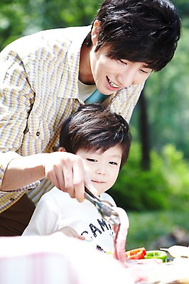 포토 JPG 주간 라이프스타일 남자 아들 어린이 음식 여행 가족 휴가 휴식 집게 육류 요리 미소 웃음 들기 사람 동양인 소년 상반신 성인 야외 두명 옆모습 아웃포커스 캐주얼 30대 부모 캠핑 한국인 자녀 아빠 그릴 숲속 숲 바비큐 상쾌 취사 부자지간 남자만 국내포토 자연요소 옷 감정 뷰포인트 컨셉 식재료 관계 모션 주방용품 레저 촬영기법 표정 인종 생활 장년 요리중 파일형식