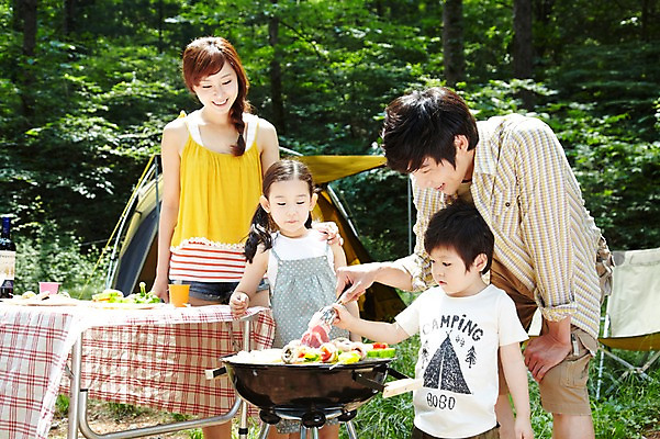 포토 JPG 주간 나무 식물 라이프스타일 접시 여자 남자 딸 아들 어린이 음식 여행 의자 가족 탁자 엄마 휴가 피망 휴식 집게 텐트 육류 요리 서기 미소 웃음 사람 동양인 소녀 소년 여러명 성인 야외 캐주얼 30대 부모 와인 버섯 캠핑 한국인 자녀 아빠 그릴 숲속 숲 바비큐 상쾌 취사 국내포토 자연요소 식기 옷 감정 가구 다수 컨셉 채소 식재료 관계 모션 주방용품 레저 주류 표정 캠핑도구 인종 생활 장년 요리중 파일형식