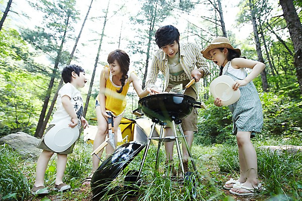 포토 JPG 주간 전신 나무 식물 모자 라이프스타일 접시 여자 남자 딸 아들 어린이 음식 여행 가족 엄마 휴가 휴식 텐트 요리 서기 미소 웃음 들기 사람 동양인 소녀 소년 여러명 성인 야외 아웃포커스 캐주얼 30대 부모 캠핑 한국인 자녀 아빠 그릴 숲속 숲 바비큐 상쾌 뒤집개 취사 국내포토 자연요소 식기 잡화 옷 감정 다수 컨셉 관계 모션 주방용품 레저 촬영기법 표정 캠핑도구 인종 생활 장년 요리중 파일형식