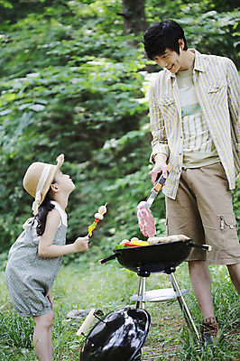 포토 JPG 주간 나무 식물 모자 라이프스타일 여자 남자 딸 어린이 음식 여행 가족 휴가 피망 휴식 집게 육류 요리 서기 들기 사람 동양인 소녀 성인 야외 두명 옆모습 아웃포커스 캐주얼 30대 부모 마주보기 버섯 캠핑 한국인 자녀 소시지 꼬치 아빠 그릴 숲속 숲 바비큐 상쾌 취사 부녀 국내포토 자연요소 잡화 옷 감정 뷰포인트 컨셉 채소 식재료 관계 모션 주방용품 레저 촬영기법 인종 생활 장년 가공식품 요리중 파일형식