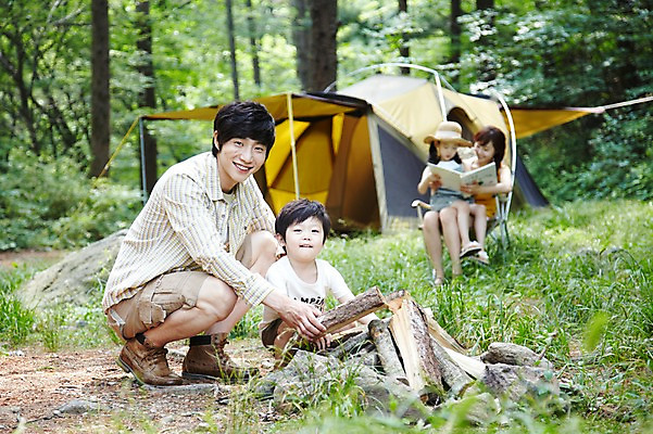 포토 JPG 주간 전신 나무 식물 라이프스타일 여자 남자 딸 아들 어린이 여행 의자 가족 엄마 휴가 휴식 텐트 미소 웃음 사람 앉기 동양인 소녀 소년 여러명 성인 야외 아웃포커스 책 캐주얼 30대 부모 독서 캠핑 한국인 돌_바위 자녀 아빠 숲속 숲 장작 상쾌 국내포토 자연요소 옷 감정 가구 다수 컨셉 관계 모션 레저 촬영기법 표정 캠핑도구 인종 생활 장년 파일형식