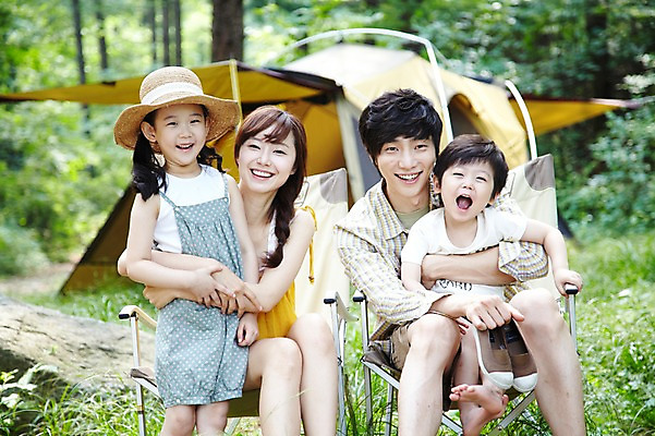 포토 JPG 주간 모자 라이프스타일 여자 남자 딸 아들 어린이 여행 의자 가족 엄마 휴가 휴식 텐트 서기 미소 웃음 사람 앉기 동양인 소녀 소년 여러명 성인 야외 앞모습 아웃포커스 캐주얼 30대 부모 캠핑 한국인 자녀 아빠 숲속 숲 상쾌 국내포토 자연요소 잡화 옷 감정 뷰포인트 가구 다수 컨셉 관계 모션 레저 촬영기법 표정 캠핑도구 인종 생활 장년 파일형식