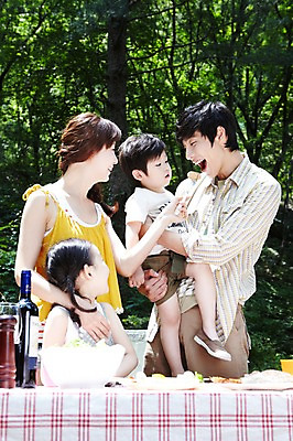 포토 JPG 주간 나무 식물 라이프스타일 그릇 접시 여자 남자 딸 아들 어린이 음식 여행 포크 와인잔 의자 가족 안기 탁자 엄마 휴가 휴식 요리 서기 미소 웃음 들기 사람 동양인 소녀 소년 여러명 성인 야외 캐주얼 30대 부모 와인 캠핑 한국인 자녀 소시지 아빠 숲속 숲 먹기 먹여주기 상쾌 양념통 취사 국내포토 자연요소 식기 옷 감정 가구 다수 컨셉 술잔 관계 모션 레저 주류 통 표정 인종 생활 장년 양념 가공식품 요리중 파일형식