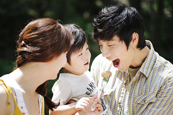 포토 JPG 주간 라이프스타일 여자 남자 아들 어린이 음식 여행 포크 가족 엄마 휴가 휴식 요리 미소 웃음 들기 사람 동양인 소년 상반신 성인 야외 아웃포커스 캐주얼 세명 30대 부모 캠핑 한국인 자녀 소시지 아빠 숲속 숲 먹기 먹여주기 상쾌 국내포토 자연요소 식기 옷 감정 컨셉 관계 모션 레저 촬영기법 표정 인종 생활 장년 가공식품 파일형식