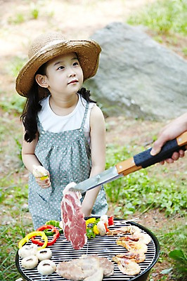 포토 JPG 주간 모자 라이프스타일 손 응시 여자 어린이 음식 여행 가족 휴가 피망 휴식 새우 집게 육류 요리 한명 서기 들기 사람 동양인 소녀 야외 앞모습 아웃포커스 캐주얼 버섯 캠핑 한국인 꼬치 그릴 숲속 숲 바비큐 상쾌 취사 여자만 여자한명만 어린이만 소녀한명만 국내포토 자연요소 1 시선 잡화 옷 감정 뷰포인트 컨셉 채소 식재료 관계 모션 주방용품 레저 촬영기법 갑각류 인종 생활 신체부위 요리중 소녀만 파일형식