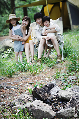 포토 JPG 주간 전신 모자 라이프스타일 여자 남자 딸 아들 어린이 여행 의자 가족 엄마 휴가 휴식 텐트 서기 미소 웃음 사람 앉기 동양인 소녀 소년 여러명 성인 야외 앞모습 아웃포커스 캐주얼 30대 부모 캠핑 한국인 돌_바위 자녀 아빠 숲속 숲 모닥불 상쾌 국내포토 자연요소 잡화 옷 감정 뷰포인트 가구 다수 컨셉 관계 모션 불 레저 촬영기법 표정 캠핑도구 인종 생활 장년 파일형식