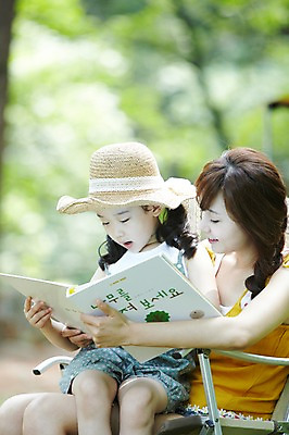 포토 JPG 주간 나무 식물 모자 라이프스타일 응시 여자 딸 어린이 여행 의자 가족 모녀 엄마 휴가 휴식 들기 사람 앉기 동양인 소녀 성인 야외 두명 아웃포커스 책 캐주얼 30대 부모 독서 캠핑 한국인 자녀 숲속 숲 상쾌 여자만 국내포토 자연요소 시선 잡화 옷 감정 가구 컨셉 관계 모션 레저 촬영기법 인종 생활 장년 파일형식