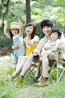 포토 JPG 주간 전신 나무 식물 모자 라이프스타일 여자 남자 딸 아들 어린이 여행 신발 의자 가족 엄마 휴가 휴식 서기 들기 사람 앉기 동양인 손짓 소녀 소년 여러명 성인 야외 앞모습 아웃포커스 캐주얼 30대 부모 캠핑 한국인 자녀 가리킴 아빠 숲속 숲 상쾌 국내포토 자연요소 잡화 옷 감정 뷰포인트 가구 다수 컨셉 관계 모션 레저 촬영기법 인종 생활 장년 파일형식