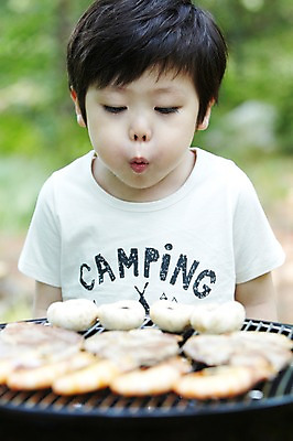 포토 JPG 주간 라이프스타일 남자 어린이 음식 여행 휴가 휴식 새우 육류 요리 한명 사람 동양인 소년 상반신 야외 앞모습 아웃포커스 캐주얼 버섯 캠핑 한국인 그릴 숲속 숲 바비큐 불기 상쾌 취사 남자만 남자한명만 어린이만 소년만 소년한명만 국내포토 자연요소 1 옷 감정 뷰포인트 컨셉 식재료 모션 주방용품 레저 촬영기법 갑각류 인종 생활 요리중 파일형식