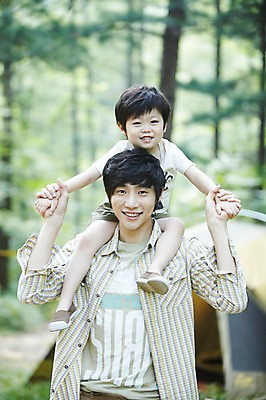 포토 JPG 주간 나무 식물 라이프스타일 남자 아들 어린이 여행 가족 휴가 휴식 텐트 미소 웃음 사람 동양인 소년 성인 야외 두명 앞모습 아웃포커스 캐주얼 30대 부모 캠핑 한국인 자녀 목말 아빠 숲속 숲 상쾌 부자지간 남자만 국내포토 자연요소 옷 감정 뷰포인트 컨셉 관계 모션 레저 촬영기법 표정 캠핑도구 인종 생활 장년 파일형식