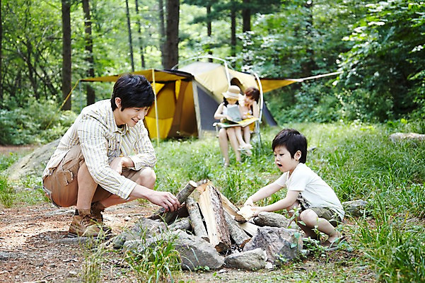 포토 JPG 주간 전신 나무 식물 라이프스타일 여자 남자 딸 아들 어린이 여행 의자 가족 엄마 휴가 휴식 텐트 미소 웃음 사람 앉기 동양인 소녀 소년 여러명 성인 야외 아웃포커스 책 캐주얼 30대 부모 독서 캠핑 한국인 돌_바위 자녀 아빠 숲속 숲 장작 상쾌 국내포토 자연요소 옷 감정 가구 다수 컨셉 관계 모션 레저 촬영기법 표정 캠핑도구 인종 생활 장년 파일형식