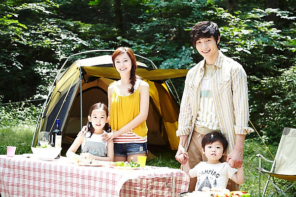 포토 JPG 주간 나무 식물 라이프스타일 접시 여자 남자 딸 아들 어린이 음식 여행 와인잔 의자 가족 탁자 엄마 휴가 휴식 텐트 요리 서기 미소 웃음 사람 동양인 소녀 소년 여러명 성인 야외 앞모습 캐주얼 30대 부모 와인 캠핑 한국인 자녀 아빠 그릴 숲속 숲 상쾌 취사 국내포토 자연요소 식기 옷 감정 뷰포인트 가구 다수 컨셉 술잔 관계 모션 주방용품 레저 주류 표정 캠핑도구 인종 생활 장년 요리중 파일형식