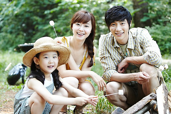 포토 JPG 주간 나무 모자 라이프스타일 여자 남자 딸 어린이 음식 여행 가족 엄마 휴가 휴식 요리 서기 미소 웃음 들기 사람 앉기 동양인 소녀 성인 야외 앞모습 아웃포커스 캐주얼 세명 30대 부모 캠핑 한국인 자녀 꼬치 아빠 그릴 숲속 숲 장작 상쾌 취사 마시멜로우 국내포토 자연요소 식물 잡화 옷 감정 뷰포인트 컨셉 관계 모션 주방용품 레저 디저트 촬영기법 표정 인종 생활 장년 요리중 파일형식