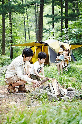 포토 JPG 주간 전신 나무 식물 라이프스타일 여자 남자 딸 아들 어린이 여행 의자 가족 엄마 휴가 휴식 텐트 서기 미소 웃음 사람 앉기 동양인 소녀 소년 여러명 성인 야외 아웃포커스 책 캐주얼 30대 부모 독서 캠핑 한국인 돌_바위 자녀 아빠 숲속 숲 장작 상쾌 국내포토 자연요소 옷 감정 가구 다수 컨셉 관계 모션 레저 촬영기법 표정 캠핑도구 인종 생활 장년 파일형식