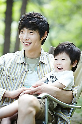 포토 JPG 주간 라이프스타일 응시 남자 아들 어린이 여행 의자 가족 휴가 휴식 미소 웃음 사람 앉기 동양인 소년 야외 두명 아웃포커스 캐주얼 30대 부모 캠핑 한국인 자녀 아빠 숲속 숲 상쾌 부자지간 남자만 국내포토 자연요소 시선 옷 감정 가구 컨셉 관계 모션 레저 촬영기법 표정 인종 생활 장년 파일형식