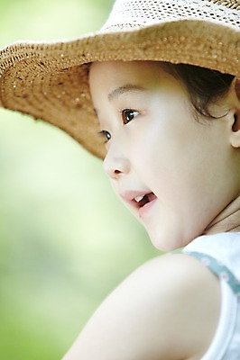 포토 JPG 주간 모자 라이프스타일 응시 여자 어린이 휴식 한명 사람 동양인 소녀 상반신 야외 옆모습 아웃포커스 한국인 상쾌 여자만 여자한명만 어린이만 소녀만 소녀한명만 국내포토 자연요소 1 시선 잡화 감정 뷰포인트 컨셉 촬영기법 인종 생활 파일형식