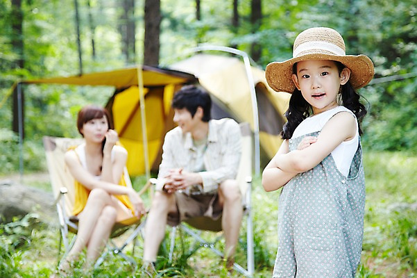 포토 JPG 주간 나무 식물 모자 라이프스타일 여자 남자 딸 어린이 여행 의자 가족 엄마 휴가 휴식 텐트 서기 사람 앉기 동양인 소녀 성인 야외 앞모습 아웃포커스 캐주얼 세명 30대 부모 팔짱 캠핑 한국인 자녀 아빠 숲속 숲 상쾌 국내포토 자연요소 잡화 옷 감정 뷰포인트 가구 컨셉 관계 모션 레저 촬영기법 캠핑도구 인종 생활 장년 파일형식