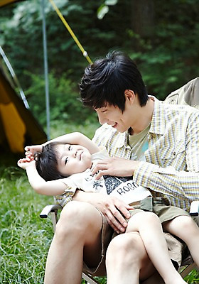 포토 JPG 주간 라이프스타일 남자 아들 어린이 여행 의자 가족 안기 휴가 휴식 텐트 미소 웃음 사람 앉기 동양인 소년 성인 야외 두명 앞모습 아웃포커스 캐주얼 30대 부모 눕기 캠핑 한국인 자녀 아빠 숲속 숲 상쾌 부자지간 남자만 국내포토 자연요소 옷 감정 뷰포인트 가구 컨셉 관계 모션 레저 촬영기법 표정 캠핑도구 인종 생활 장년 파일형식