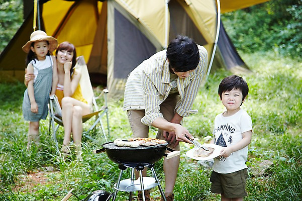 포토 JPG 주간 나무 식물 모자 라이프스타일 접시 여자 남자 딸 아들 어린이 음식 여행 의자 가족 엄마 휴가 휴식 새우 집게 텐트 육류 요리 서기 미소 웃음 들기 사람 앉기 동양인 소녀 소년 여러명 성인 야외 앞모습 아웃포커스 캐주얼 30대 부모 버섯 캠핑 한국인 자녀 아빠 그릴 숲속 숲 바비큐 상쾌 취사 국내포토 자연요소 식기 잡화 옷 감정 뷰포인트 가구 다수 컨셉 식재료 관계 모션 주방용품 레저 촬영기법 표정 캠핑도구 갑각류 인종 생활 장년 요리중 파일형식