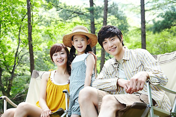 포토 JPG 주간 나무 식물 모자 라이프스타일 여자 남자 딸 어린이 여행 의자 가족 엄마 휴가 휴식 서기 미소 웃음 사람 앉기 동양인 소녀 성인 야외 앞모습 아웃포커스 캐주얼 세명 30대 부모 캠핑 한국인 자녀 아빠 숲속 숲 상쾌 국내포토 자연요소 잡화 옷 감정 뷰포인트 가구 컨셉 관계 모션 레저 촬영기법 표정 인종 생활 장년 파일형식