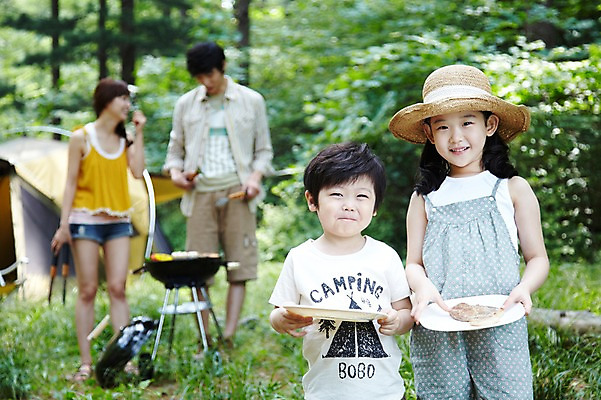 포토 JPG 주간 나무 식물 모자 라이프스타일 접시 여자 남자 딸 아들 어린이 음식 여행 가족 엄마 휴가 휴식 텐트 육류 요리 서기 미소 웃음 들기 사람 동양인 소녀 소년 여러명 성인 야외 앞모습 아웃포커스 캐주얼 30대 부모 캠핑 한국인 자녀 아빠 그릴 숲속 숲 바비큐 상쾌 취사 국내포토 자연요소 식기 잡화 옷 감정 뷰포인트 다수 컨셉 식재료 관계 모션 주방용품 레저 촬영기법 표정 캠핑도구 인종 생활 장년 요리중 파일형식