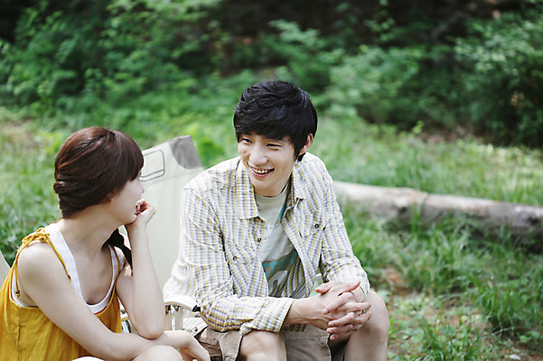 포토 JPG 주간 나무 식물 라이프스타일 부부 커플 여자 남자 여행 의자 휴가 휴식 대화 미소 웃음 사람 앉기 동양인 성인 야외 두명 아웃포커스 30대 마주보기 캠핑 한국인 숲속 숲 상쾌 장년만 성인만 국내포토 자연요소 감정 가구 컨셉 관계 모션 레저 촬영기법 표정 말하기 인종 생활 장년 파일형식