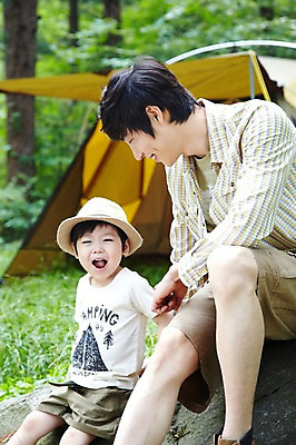 포토 JPG 주간 나무 식물 모자 라이프스타일 남자 아들 어린이 여행 가족 휴가 휴식 텐트 미소 웃음 사람 앉기 동양인 소년 성인 야외 두명 앞모습 아웃포커스 캐주얼 30대 부모 캠핑 한국인 돌_바위 바위 자녀 아빠 숲속 숲 상쾌 부자지간 남자만 국내포토 자연요소 잡화 옷 감정 뷰포인트 컨셉 관계 모션 레저 촬영기법 표정 캠핑도구 인종 생활 장년 파일형식