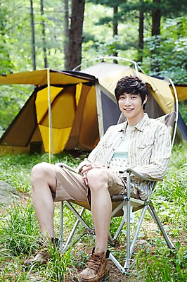 포토 JPG 주간 전신 나무 식물 라이프스타일 남자 여행 의자 휴가 휴식 텐트 한명 미소 웃음 사람 앉기 동양인 성인 야외 앞모습 아웃포커스 캐주얼 30대 캠핑 한국인 숲속 숲 상쾌 남자만 남자한명만 성인남자만 성인한명만 성인남자한명만 장년만 장년남자만 장년남자한명만 성인만 국내포토 자연요소 1 옷 감정 뷰포인트 가구 컨셉 모션 레저 촬영기법 표정 캠핑도구 인종 생활 장년 파일형식