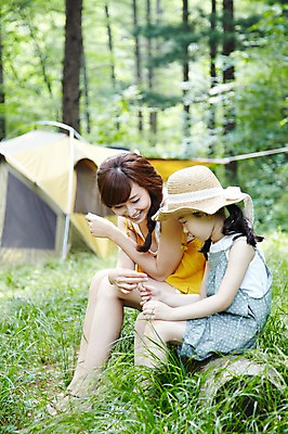 포토 JPG 주간 전신 나무 식물 모자 라이프스타일 여자 딸 어린이 여행 가족 모녀 엄마 휴가 휴식 텐트 미소 웃음 사람 앉기 동양인 소녀 성인 야외 두명 옆모습 아웃포커스 캐주얼 30대 부모 캠핑 한국인 자녀 숲속 숲 상쾌 통나무 여자만 국내포토 자연요소 잡화 옷 감정 뷰포인트 컨셉 관계 모션 레저 촬영기법 표정 캠핑도구 인종 생활 장년 파일형식