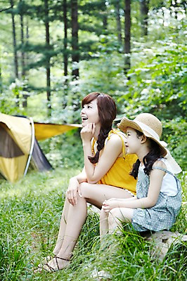 포토 JPG 주간 전신 나무 식물 모자 라이프스타일 응시 여자 딸 어린이 여행 가족 모녀 엄마 휴가 휴식 텐트 미소 웃음 사람 앉기 동양인 소녀 성인 야외 두명 옆모습 아웃포커스 캐주얼 30대 부모 캠핑 한국인 자녀 숲속 숲 상쾌 통나무 여자만 국내포토 자연요소 시선 잡화 옷 감정 뷰포인트 컨셉 관계 모션 레저 촬영기법 표정 캠핑도구 인종 생활 장년 파일형식
