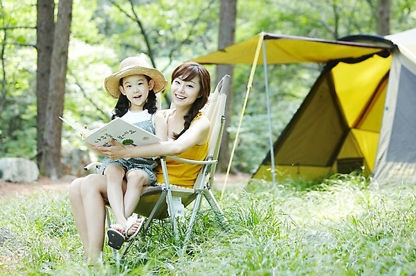 포토 JPG 주간 전신 나무 식물 모자 라이프스타일 여자 딸 어린이 여행 의자 가족 모녀 엄마 휴가 휴식 텐트 미소 웃음 들기 사람 앉기 동양인 소녀 성인 야외 두명 아웃포커스 책 캐주얼 30대 부모 독서 캠핑 한국인 자녀 숲속 숲 상쾌 여자만 국내포토 자연요소 잡화 옷 감정 가구 컨셉 관계 모션 레저 촬영기법 표정 캠핑도구 인종 생활 장년 파일형식