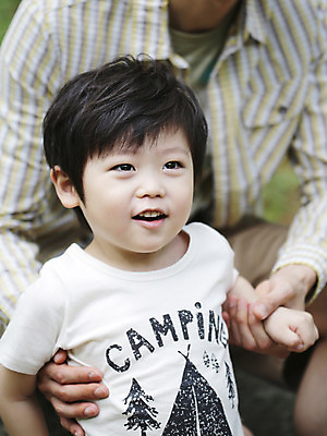 포토 JPG 주간 라이프스타일 남자 아들 어린이 가족 휴식 미소 웃음 사람 동양인 소년 상반신 성인 야외 두명 앞모습 아웃포커스 캐주얼 30대 부모 한국인 자녀 아빠 상쾌 남자만 국내포토 자연요소 옷 감정 뷰포인트 컨셉 관계 촬영기법 표정 인종 생활 장년 파일형식