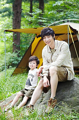 포토 JPG 주간 전신 나무 식물 라이프스타일 남자 아들 어린이 여행 가족 휴가 휴식 텐트 미소 웃음 사람 앉기 동양인 소년 성인 야외 두명 앞모습 아웃포커스 캐주얼 30대 부모 캠핑 한국인 돌_바위 바위 자녀 아빠 숲속 숲 상쾌 부자지간 남자만 국내포토 자연요소 옷 감정 뷰포인트 컨셉 관계 모션 레저 촬영기법 표정 캠핑도구 인종 생활 장년 파일형식