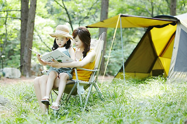 포토 JPG 주간 전신 나무 식물 모자 라이프스타일 응시 여자 딸 어린이 여행 의자 가족 모녀 엄마 휴가 휴식 텐트 미소 웃음 들기 사람 앉기 동양인 소녀 성인 야외 두명 아웃포커스 책 캐주얼 30대 부모 독서 캠핑 한국인 자녀 숲속 숲 상쾌 여자만 국내포토 자연요소 시선 잡화 옷 감정 가구 컨셉 관계 모션 레저 촬영기법 표정 캠핑도구 인종 생활 장년 파일형식