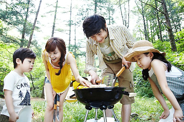 포토 JPG 주간 나무 식물 모자 라이프스타일 접시 여자 남자 딸 아들 어린이 음식 여행 가족 엄마 휴가 피망 휴식 집게 텐트 요리 서기 미소 웃음 들기 사람 동양인 소녀 소년 여러명 성인 야외 아웃포커스 캐주얼 30대 부모 버섯 캠핑 한국인 자녀 아빠 그릴 숲속 숲 바비큐 상쾌 뒤집개 취사 국내포토 자연요소 식기 잡화 옷 감정 다수 컨셉 채소 관계 모션 주방용품 레저 촬영기법 표정 캠핑도구 인종 생활 장년 요리중 파일형식