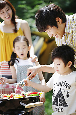 포토 JPG 주간 라이프스타일 여자 남자 딸 아들 어린이 음식 여행 가족 엄마 휴가 피망 휴식 집게 텐트 육류 요리 서기 미소 웃음 들기 사람 동양인 소녀 소년 여러명 성인 야외 아웃포커스 캐주얼 30대 부모 버섯 캠핑 한국인 자녀 아빠 그릴 숲속 숲 바비큐 상쾌 취사 국내포토 자연요소 옷 감정 다수 컨셉 채소 식재료 관계 모션 주방용품 레저 촬영기법 표정 캠핑도구 인종 생활 장년 요리중 파일형식