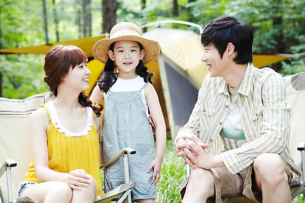 포토 JPG 주간 나무 식물 모자 라이프스타일 여자 남자 딸 어린이 여행 의자 가족 엄마 휴가 휴식 텐트 서기 미소 웃음 사람 앉기 동양인 소녀 성인 야외 앞모습 아웃포커스 캐주얼 세명 30대 부모 마주보기 캠핑 한국인 자녀 아빠 숲속 숲 상쾌 국내포토 자연요소 잡화 옷 감정 뷰포인트 가구 컨셉 관계 모션 레저 촬영기법 표정 캠핑도구 인종 생활 장년 파일형식