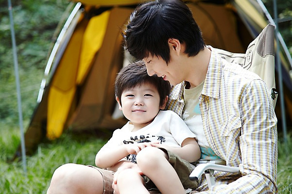 포토 JPG 주간 라이프스타일 남자 아들 어린이 여행 의자 가족 휴가 휴식 텐트 미소 웃음 사람 앉기 동양인 소년 성인 야외 두명 앞모습 아웃포커스 캐주얼 30대 부모 캠핑 한국인 자녀 아빠 숲속 숲 상쾌 부자지간 남자만 국내포토 자연요소 옷 감정 뷰포인트 가구 컨셉 관계 모션 레저 촬영기법 표정 캠핑도구 인종 생활 장년 파일형식