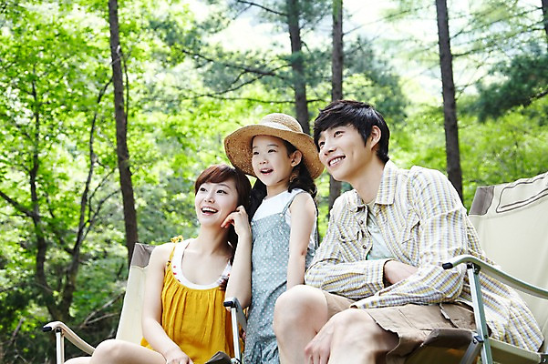 포토 JPG 주간 나무 식물 모자 라이프스타일 응시 여자 남자 딸 어린이 여행 의자 가족 엄마 휴가 휴식 서기 미소 웃음 사람 앉기 동양인 소녀 성인 야외 옆모습 아웃포커스 캐주얼 세명 30대 부모 캠핑 한국인 자녀 아빠 숲속 숲 상쾌 국내포토 자연요소 시선 잡화 옷 감정 뷰포인트 가구 컨셉 관계 모션 레저 촬영기법 표정 인종 생활 장년 파일형식