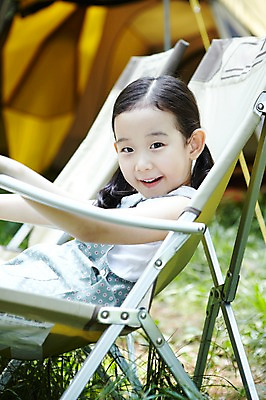 포토 JPG 주간 라이프스타일 여자 어린이 여행 의자 휴가 휴식 텐트 한명 미소 웃음 사람 앉기 동양인 소녀 야외 옆모습 아웃포커스 캐주얼 캠핑 한국인 숲속 숲 상쾌 여자만 여자한명만 어린이만 소녀만 소녀한명만 국내포토 자연요소 1 옷 감정 뷰포인트 가구 컨셉 모션 레저 촬영기법 표정 캠핑도구 인종 생활 파일형식