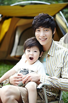 포토 JPG 주간 라이프스타일 남자 아들 어린이 여행 의자 가족 휴가 휴식 텐트 미소 웃음 사람 앉기 동양인 소년 성인 야외 두명 앞모습 아웃포커스 캐주얼 30대 부모 캠핑 한국인 자녀 아빠 숲속 숲 상쾌 부자지간 남자만 국내포토 자연요소 옷 감정 뷰포인트 가구 컨셉 관계 모션 레저 촬영기법 표정 캠핑도구 인종 생활 장년 파일형식