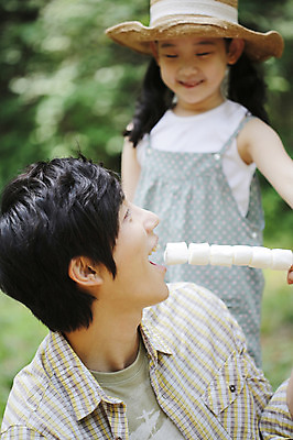 포토 JPG 주간 모자 라이프스타일 여자 남자 딸 어린이 음식 여행 가족 휴가 휴식 미소 웃음 들기 사람 동양인 소녀 상반신 성인 야외 두명 아웃포커스 캐주얼 30대 부모 캠핑 한국인 자녀 아빠 먹기 상쾌 마시멜로우 부녀 국내포토 자연요소 잡화 옷 감정 컨셉 관계 모션 레저 디저트 촬영기법 표정 인종 생활 장년 파일형식