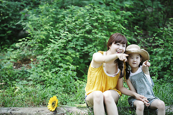 포토 JPG 주간 나무 식물 모자 라이프스타일 응시 여자 꽃 딸 어린이 여행 가족 모녀 엄마 휴가 휴식 해바라기 미소 웃음 사람 앉기 동양인 손짓 소녀 성인 야외 두명 앞모습 아웃포커스 캐주얼 30대 부모 캠핑 한국인 자녀 가리킴 숲속 숲 상쾌 통나무 여자만 국내포토 자연요소 시선 잡화 옷 감정 뷰포인트 컨셉 관계 모션 레저 촬영기법 표정 인종 생활 장년 파일형식