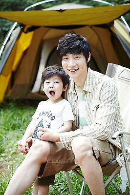 포토 JPG 주간 라이프스타일 남자 아들 어린이 여행 의자 가족 휴가 휴식 텐트 서기 미소 웃음 사람 앉기 동양인 소년 성인 야외 두명 앞모습 아웃포커스 캐주얼 30대 부모 캠핑 한국인 자녀 아빠 숲속 숲 상쾌 부자지간 남자만 국내포토 자연요소 옷 감정 뷰포인트 가구 컨셉 관계 모션 레저 촬영기법 표정 캠핑도구 인종 생활 장년 파일형식